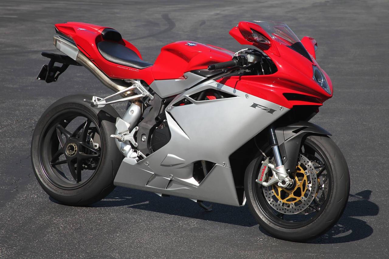 MV Agusta F4 sở hữu kiểu dáng bắt mắt, cùng khối động cơ đầy sức mạnh. Dòng siêu môtô của hãng xe Italy có nhiều phiên bản khác nhau và hoàn toàn có thể nằm trong danh sách này. Cung cấp sức mạnh cho xe là động cơ 4 xi-lanh, dung tích 998 phân khối, cho công suất tối đa từ 195 mã lực tại 13.400 vòng/phút và mô-men xoắn cực đại 110,8 Nm tại 9.600 vòng/phút.  Ảnh: Justbike