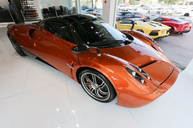 Deals on Wheels cũng là một trong những showroom lớn tại Dubai. Đại lý này cung cấp ra thị trường nhiều siêu xe nổi tiếng của Lamborghini, Ferrari, Bentley. Deals on Wheels từng mang về 3 siêu xe hiếm Bugatti Veyron Grand Sport Vitesse Meo Constantini.