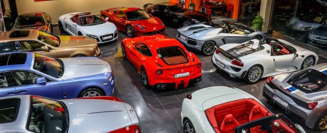 Exotic Cars Dubai cũng là một trong những showroom hàng đầu thế giới, với sự xuất hiện của nhiều siêu xe đắt giá, hiếm. Showroom này là nơi trung chuyển nhiều siêu xe của Lamborghini đến tay khách hàng. Ngoài ra, một số cái tên nổi tiếng khác của Bugatti, Ferrari, Porsche… cũng hiện diện tại đây.