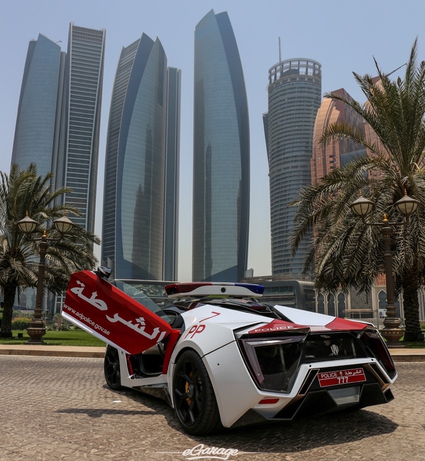 Với giá bán lên đến 3,4 triệu đô, Lykan Hypersport được trang bị nhiều chi tiết làm từ vật liệu đắt tiền như kim cương, vàng, sợi carbon…