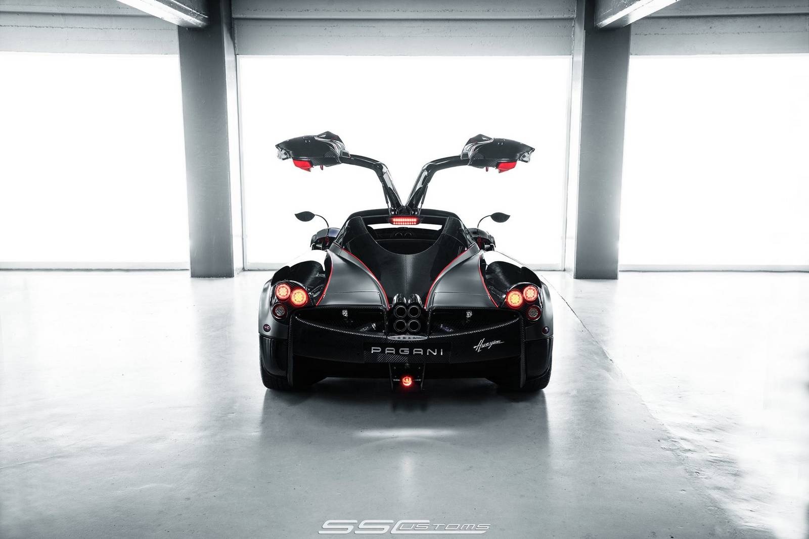 Ngoại thất của xe được hoàn thiện với lớp sơn màu bạc mờ kết hợp cùng một số chi tiết làm từ sợi carbon màu đen tạo tính tương phản. Bênh cạnh đó, dàn vỏ của Huayra trở nên hoàn thiện hơn với sự xuất hiện của những đường kẻ đỏ chạy dọc thân xe.