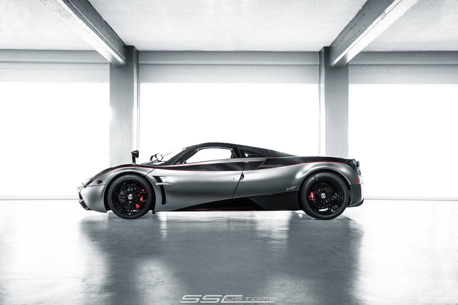 Pagani Huayra sử dụng động cơ V12 6L, công suất 720 mã lực và mô-men xoắn cực đại 1.003 Nm, đi cùng hộp số 7 cấp, cho khả năng tăng tốc từ 0-100 km/h trong dưới 3 giây.