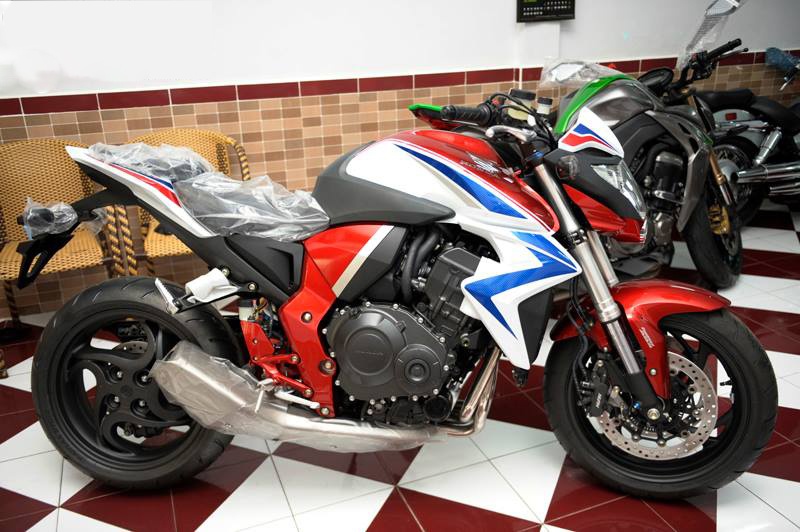 CB1000R 2015 Tricolor được một đơn vị kinh doanh xe tư nhân nhập về. Ảnh: Tuấn Kiệt