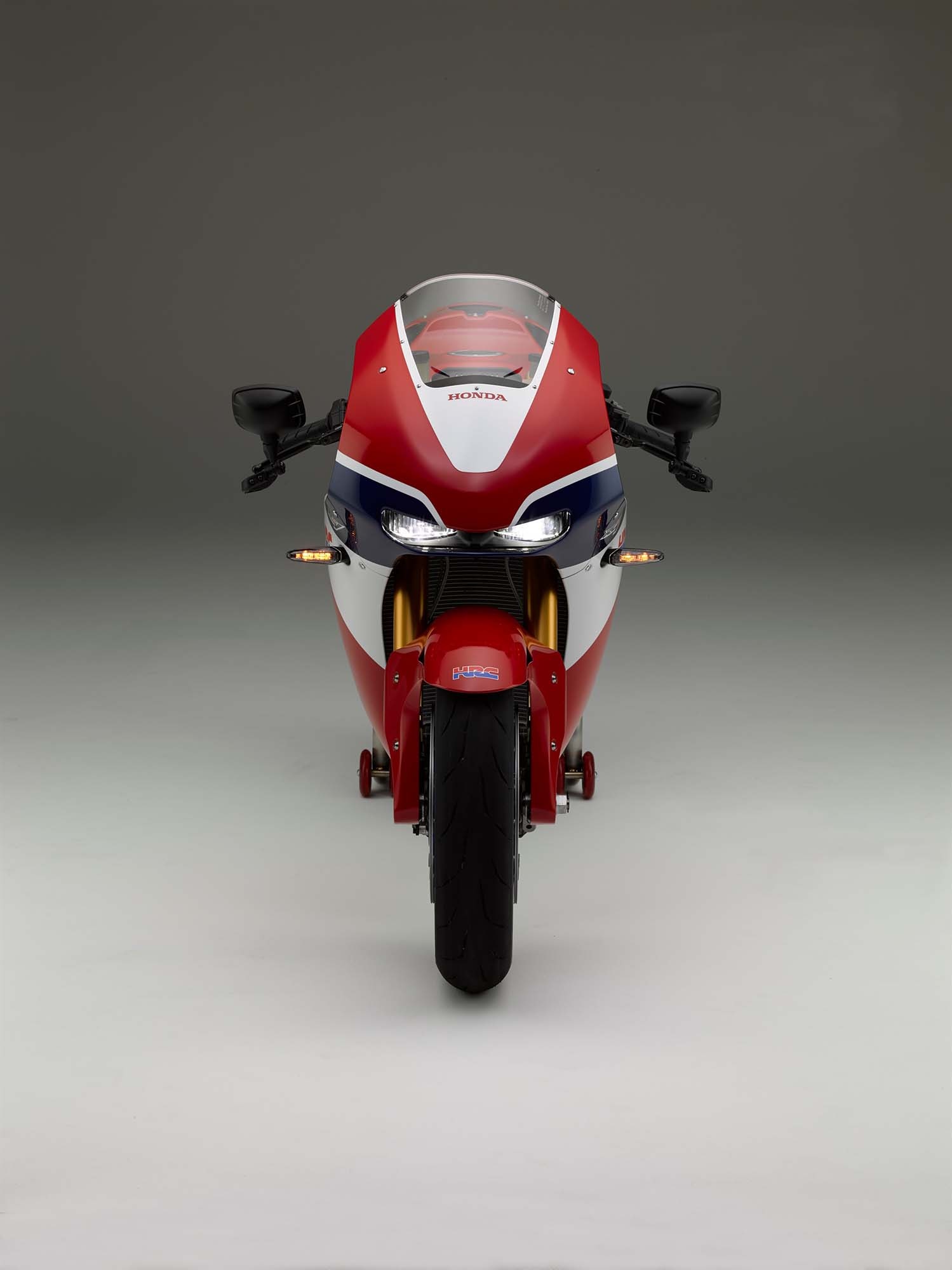 Kích thước tổng thể xe dài 2.100 mm, rộng 790 mm và cao 1.120 mm. Trục cơ sở xe dài 1.465 mm. Khoảng sáng gầm xe 120 mm. Chiều cao yên ở mức 830 mm.