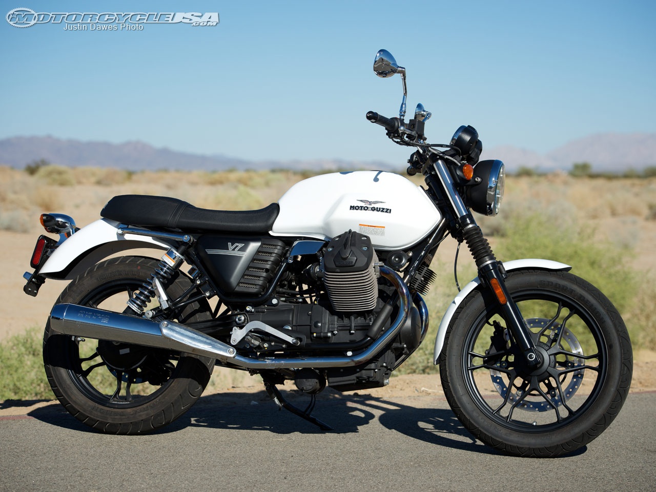 Moto Guzzi V7 xuất hiện lần đầu trên thị trường xe vào năm 1971. Sau hơn 30 năm có mặt trên thị trường, Guzzi V7 vẫn được nhiều người chọn mua. Phiên bản mới của Guzzi V7 sử dụng động cơ V-Twin, 744 phân khối, công suất 50 mã lực tại 6.200 vòng/phút và mô-men xoắn cực đại 58 Nm tại 5.000 vòng/phút, đi cùng hộp số 5 cấp.  Ảnh: MotocycleUSA