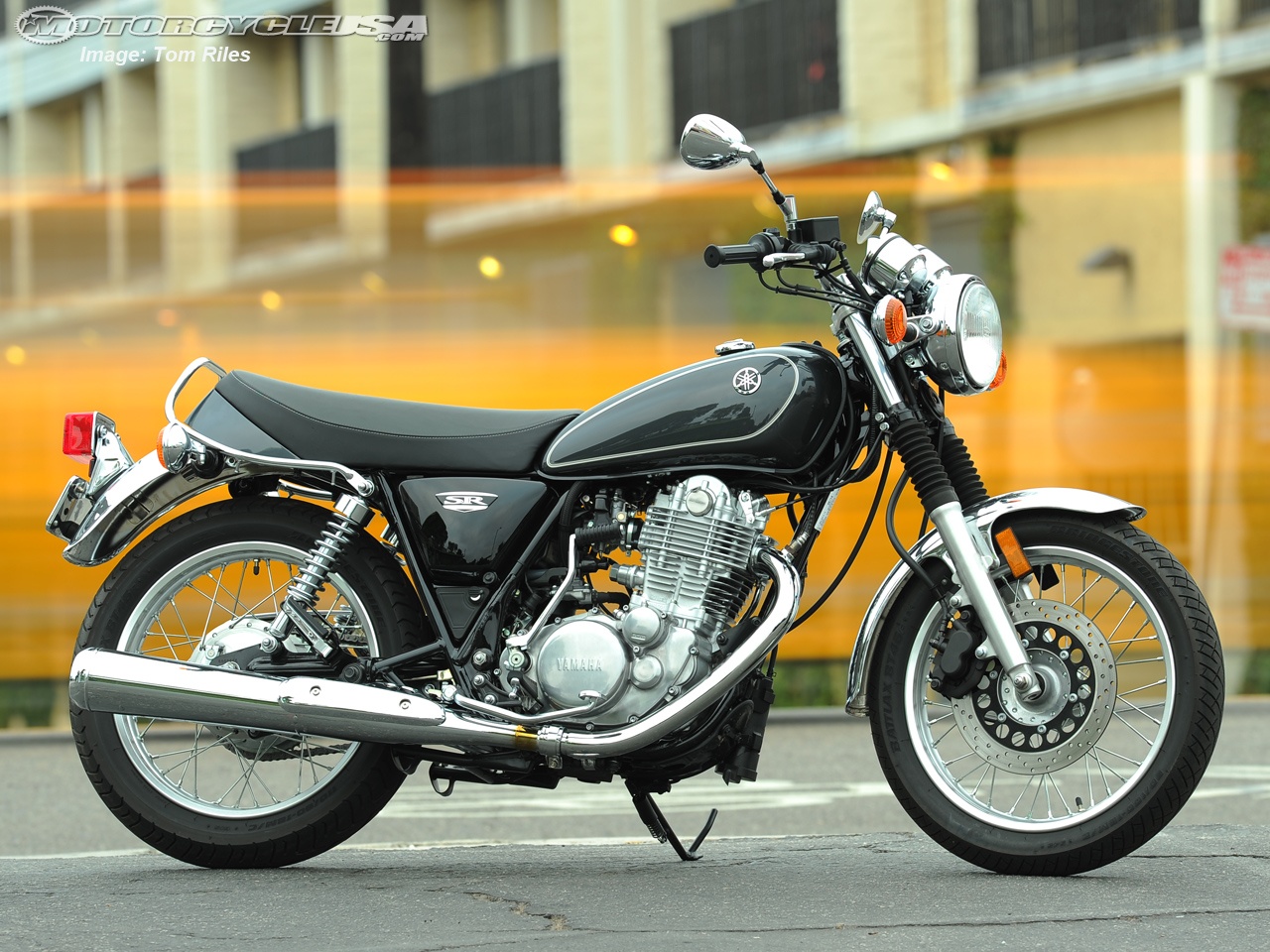 Yamaha SR400 được hãng xe Nhật Bản sản xuất từ năm 1978 dành riêng cho thị trường nội địa. Đến năm 2014, SR400 mẫu xe mang dáng vẻ cổ điển này được bán tại thị trường châu Âu, Mỹ và châu Đại Dương.  Phiên bản 2015 ra mắt hồi tháng 3 năm ngoái vẫn duy trì kiểu dáng cổ điển như trước đây và được bổ sung thêm một số chi tiết mang tính hiện đại. SR400 sử dụng động cơ 399 phân khối, làm mát bằng không khí, xi-lanh đơn, công suất 23 mã lực tại 6.500 vòng/phút và mô-men xoắn cực đại 27,4 Nm tại 3.000 vòng/phút.