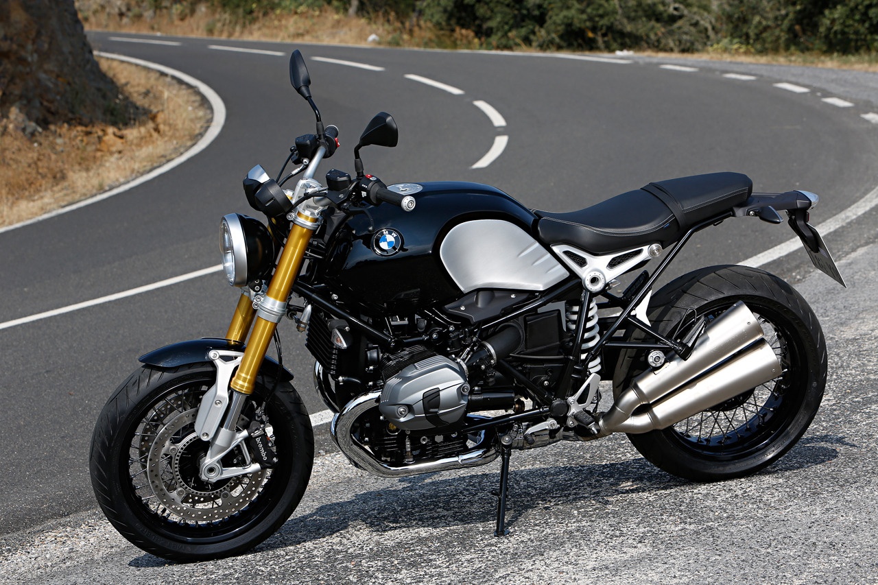BMW R nineT  xuất hiện lần đầu tiên năm 2014 mang trên mình thiết kế đầy tính hoài cổ. Tuy nhiên, chiếc xe cũng không thiếu đi sự hiện đại như. Cung cấp sức mạnh cho xe là động cơ boxer điển hình của BMW, dung tích 1.170 phân khối, làm mát bằng gió và dung dịch, công suất 110 mã lực, mô-men xoắn cực đại 119 Nm. Ảnh: BMWMotorrad