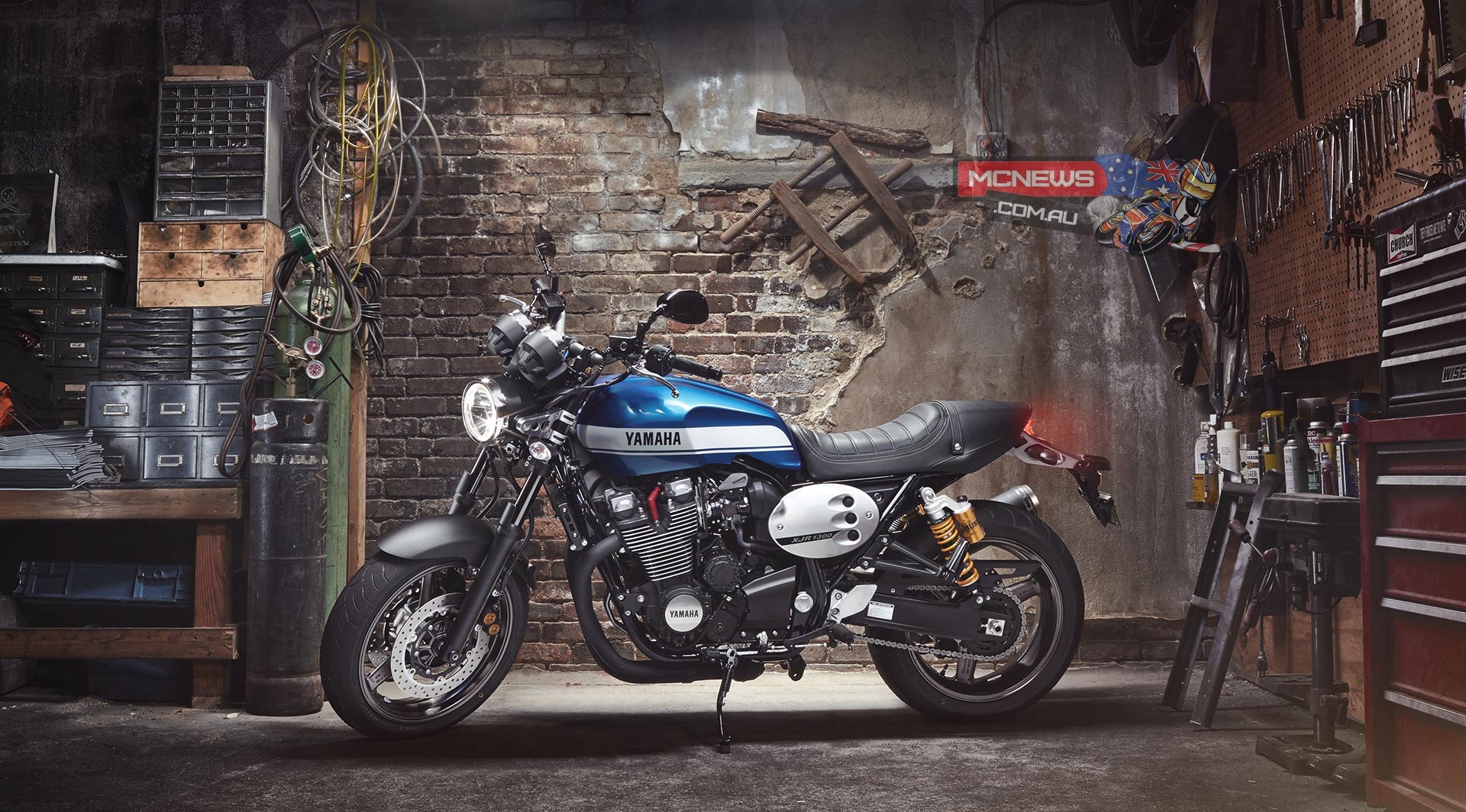 XJR1300 được thiết kết với cảm hứng từ một chương trình xe độ mang tên Rhapsody in Blue của Yamaha. Hãng xe Nhật Bản bổ sung nhiều chi tiết phá cách cho XJR1300 để tạo thêm sự đặc biệt cho mẫu xe cổ điển này, tương tự như cách họ đã thực hiện với Star Bolt. XJR1300 trang bị động cơ I-4, 1.251 phân khối, công suất 96,4 mã lực tại 8.000 vòng/phút và mô-men xoắn cực đại 108 Nm tại 6.000 vòng/phút.  Ảnh: Yamaha