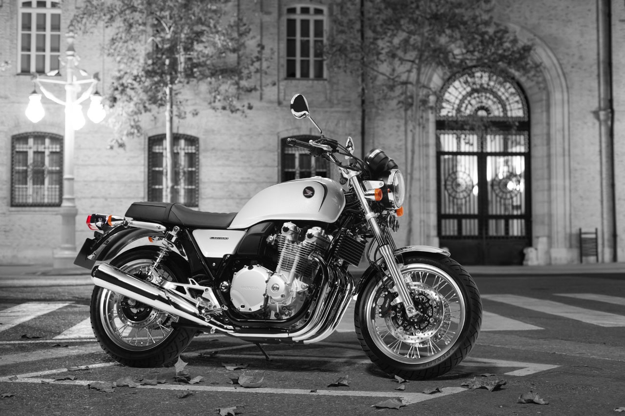 Honda CB1100EX thế hệ mới khoác trên mình những đường nét hiện đại. Xe được trang bị hệ thống chống bó cứng phanh ABS, vành nhôm đường kính 18 inch. Cung cấp sức mạnh cho xe là khối động cơ 4 thì, 4 xi-lanh, công suất 1.140 phân khối, tích hợp hệ thống phun xăng điện tử, đi cùng hộp số 6 cấp.  Ảnh: MTL