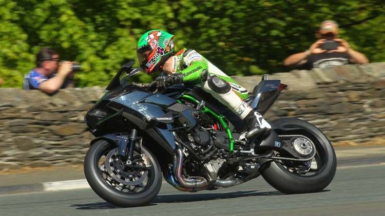 Ninja H2R gam ru tren duong dua Isle of Man TT hinh anh