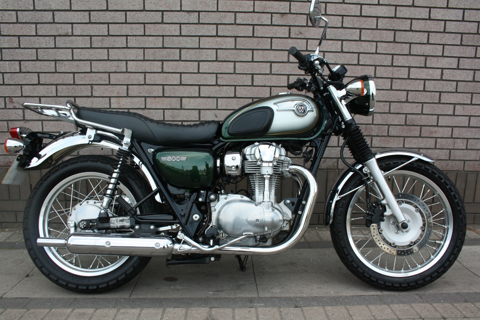 Kawasaki W800 được giới thiệu từ năm 2011. Xe trang bị động cơ xi-lanh đôi, dung tích 773 phân khối, làm mát bằng gió, công suất 47 mã lực tại 6.500 vòng/phút và mô-men xoắn cực đại 60 Nm tại 2.500 vòng/phút.Tuy nhiên W800 không được trang bị chống bố cứng phanh ABS và nhiều công nghệ an toàn khác. 