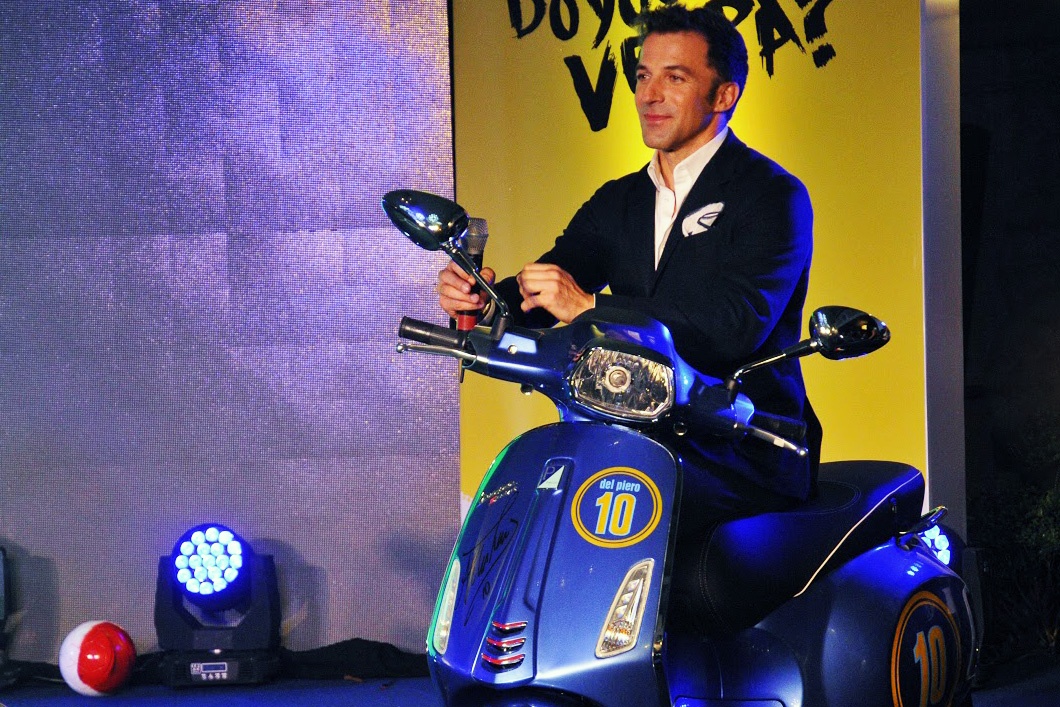 Danh thủ bóng đá Italy trong buổi lễ giới thiệu chiếc Vespa Sprint độc nhất vô nhị. Ảnh: Thế Anh.