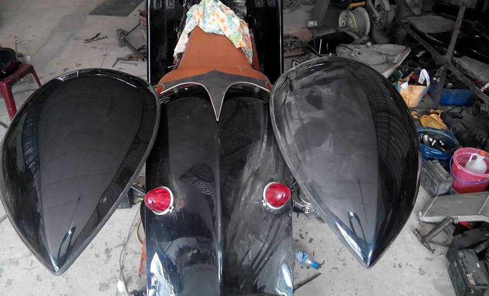 Sau khi hoàn thành các chi tiết cơ khí bên trong, nhóm thợ độ tiến hành lắp dàn vỏ mới cho xe. Theo chia sẻ của anh Đức, bộ cánh mở ra đóng vào ở trước và sau xe là ý tưởng khác với chiếc Henderson 1930 nguyên gốc. 