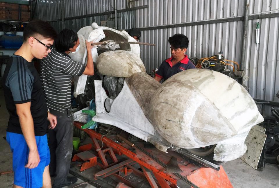 Những người thợ Sài Gòn đã loại bỏ gần như hoàn toàn các bộ phận của Honda Shadow 600 chỉ giữ lại khung xe và động cơ. 