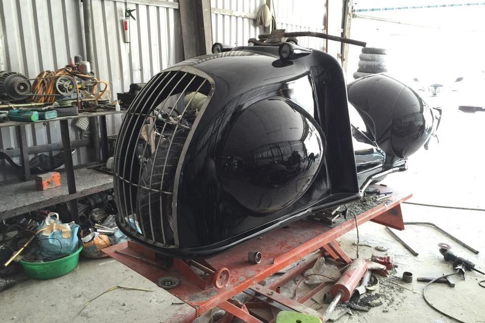 Theo chi sẻ của chủ xưởng độ Motor Phi  Long, công đoạn khó khăn nhất là tạo hình cho dàn vỏ xe từ vật liệu composite và thiết kế một số chi tiết điện, cơ khí khác. 