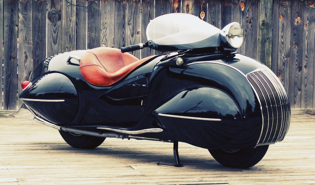 Lấy cảm hứng thiết kế từ mẫu môtô Henderson 1930 (trong hình), Đức tào phớ đã đặt hàng một xưởng độ khá nổi tiếng tại Sài Gòn phẫu thuật thẩm mỹ cho mẫu xe của mình. Bên cạnh đó, thiết kế của xe còn một phần giống phiên bản kỉ niệm của chiếc ôtô cổ Morgan.