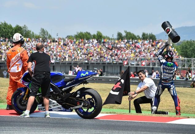 Hành động ăn mừng đầy phấn khích của Jorge Lorenzo. Ảnh: Asphaltandrubber