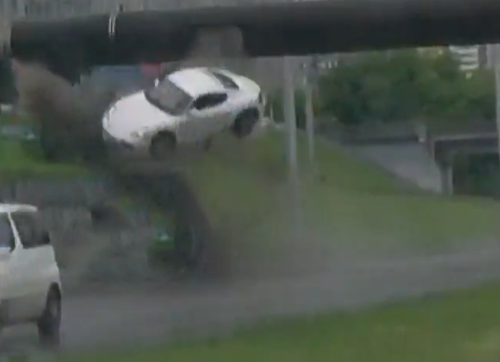 Xe Porsche bay len troi khi dam vao le duong hinh anh