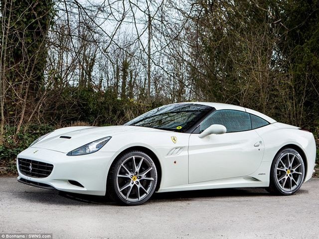 Siêu xe Ferrari cuối cùng được đấu giá là chiếc California. Siêu xe 2 cửa 4 chỗ của Italy được sản xuất từ năm 2008 đến nay. Cung cấp sức mạnh cho xe là động cơ V8 4,3 lít, công suất 454 mã lực.