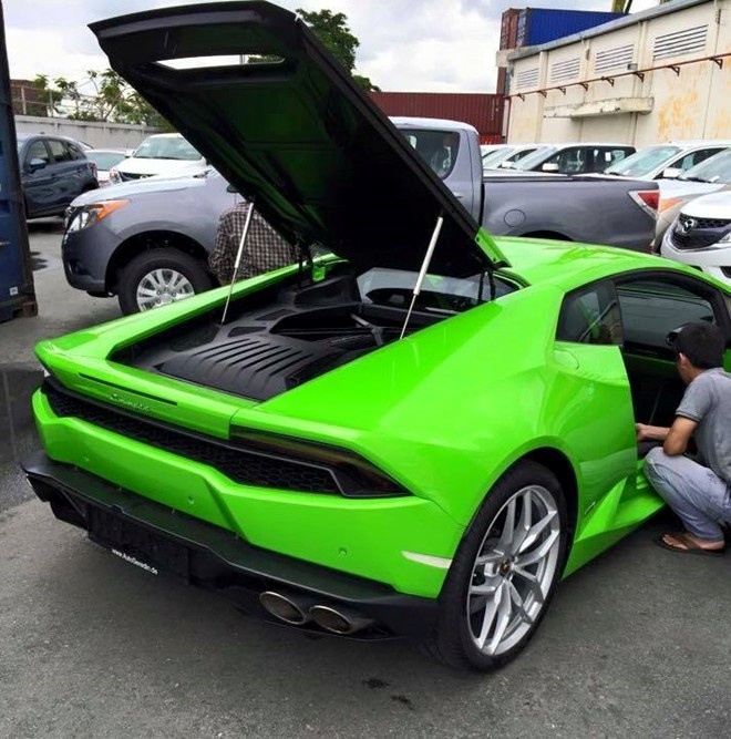 Siêu xe Lamborghini Huracan màu xanh lá mới được đưa về nước. Ảnh: Johnson Taylor.