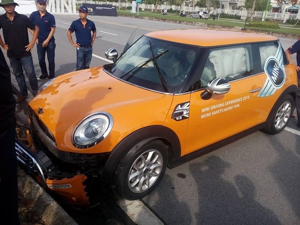Lai thu xe, khach hang dam nat dau Mini Cooper tien ty hinh anh