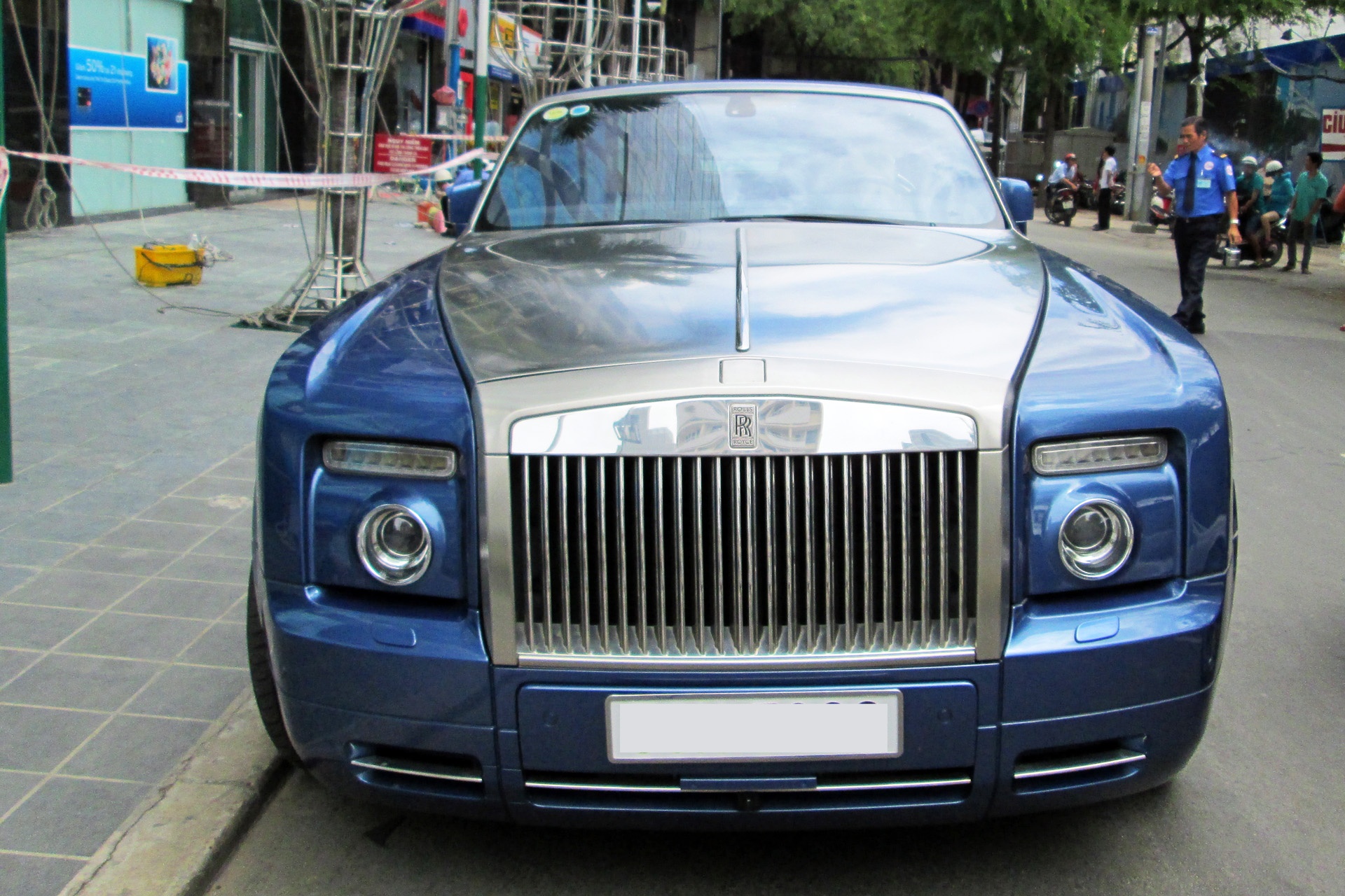 Xe mui tran sieu sang Rolls-Royce tren pho Sai Gon hinh anh