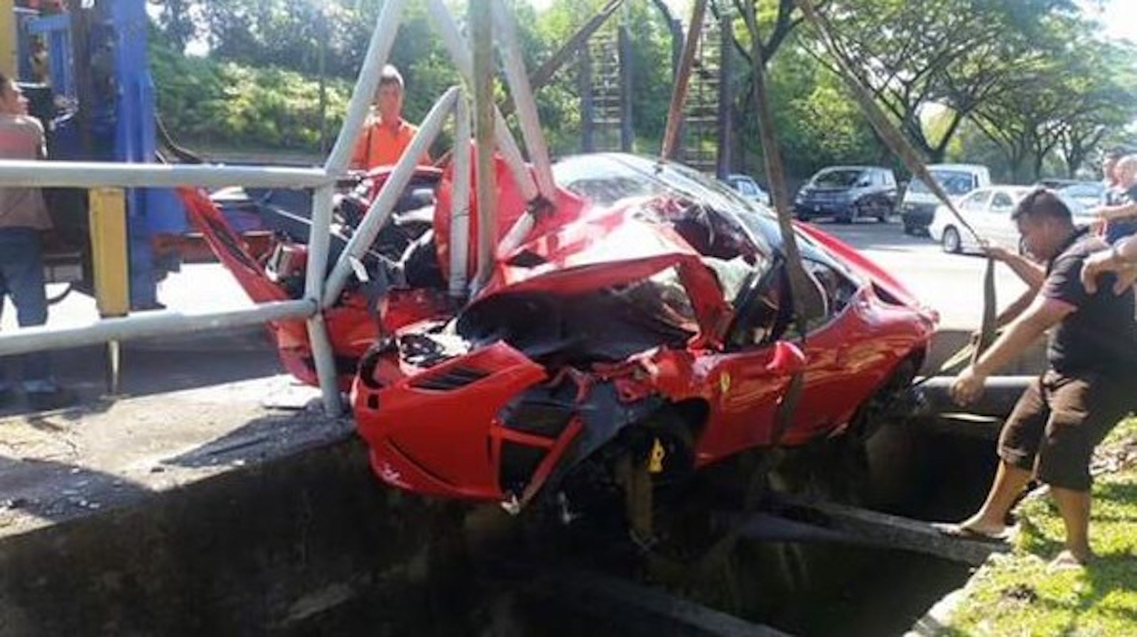Ferrari 458 Speciale hu hong nang sau tai nan tai Malaysia hinh anh
