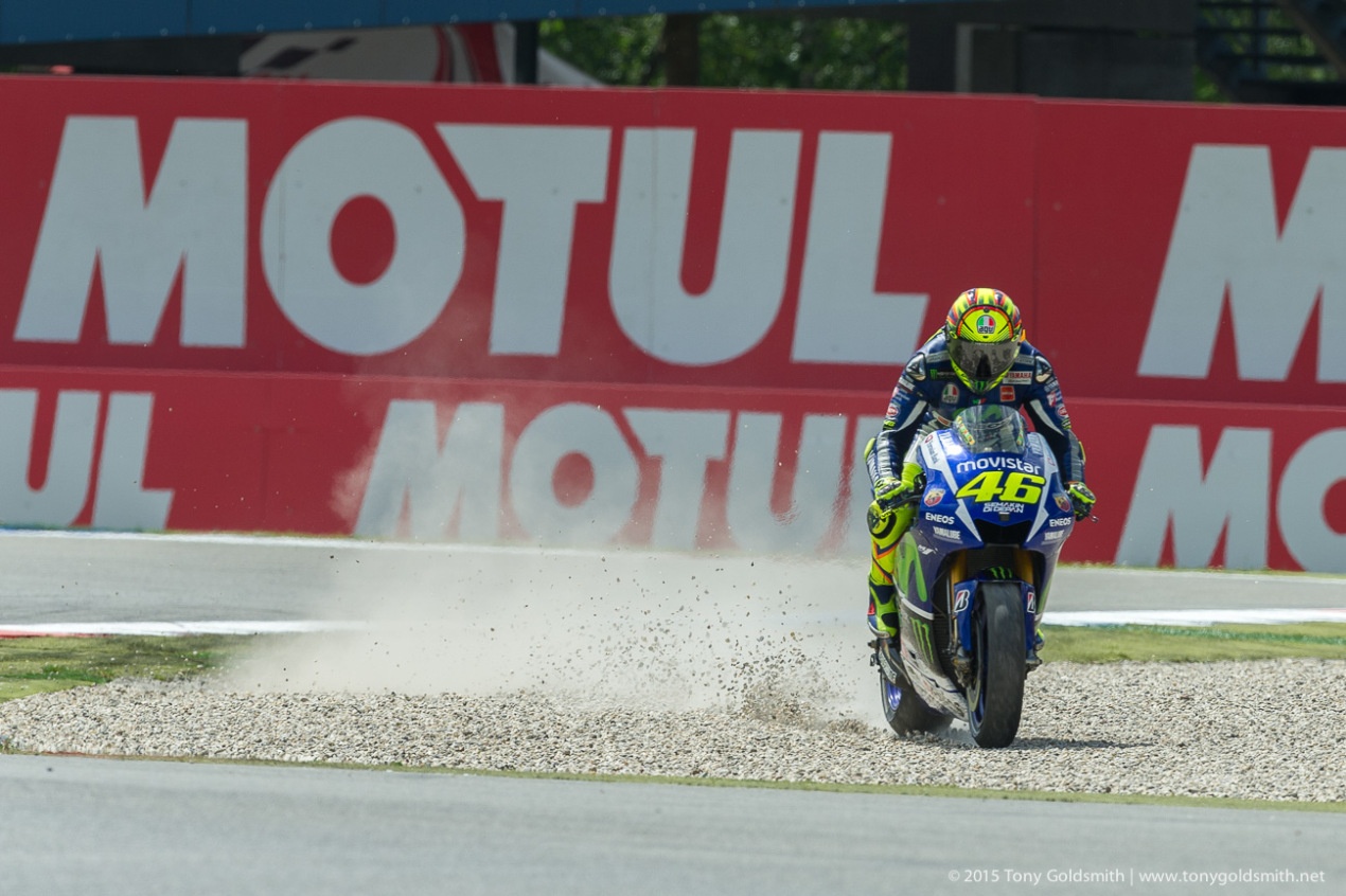 tình huống quyết định chiến thắng của Rossi. Ảnh: Asphalandrubber