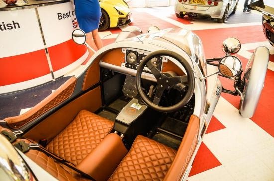 Những chỉ số vận hành vẫn chưa được Morgan Motor công bố chính thức. Nhưng hãng xe Anh nói rằng họ muốn các EV3 cũng phải nhanh như bản động cơ đốt trong, thời gian tăng tốc 0-62mph (100km/h) trong 6 giây. Tốc độ tối đa của 3 Wheeler là 185km/h nhưng bản chạy điện sẽ chỉ đạt tới con số 129km/h.