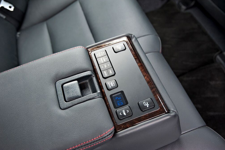 Bảng điều khiển phụ cho người ngồi phía sau trên Camry 2.5Q.
