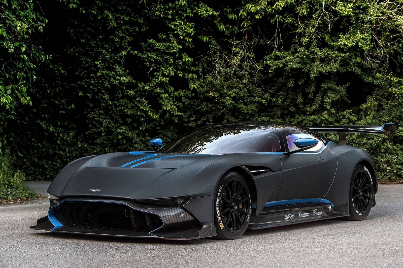 Trong lịch sử của Aston Martin, Vulcan được đánh giá là siêu xe nổi bật nhất cho đến thời điểm hiện tại. Chiếc xe đầu tiên trong tổng số 24 chiếc được sản xuất đã lăn bánh lần đầu tiên tại lễ hội xe Goodwood Festival of Speed 2015. 