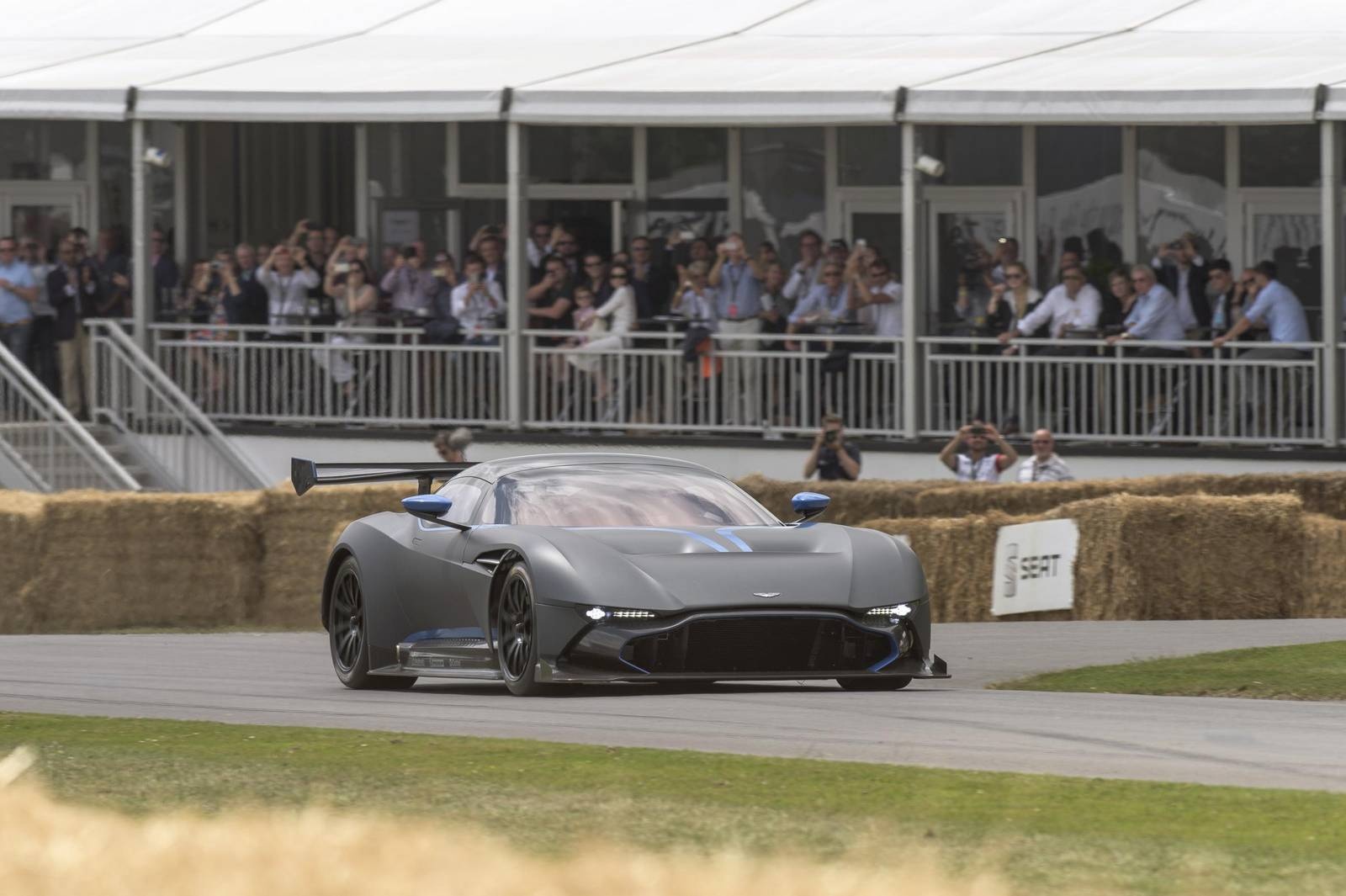Aston Martin hiem lan banh tai le hoi xe lon nhat the gioi hinh anh