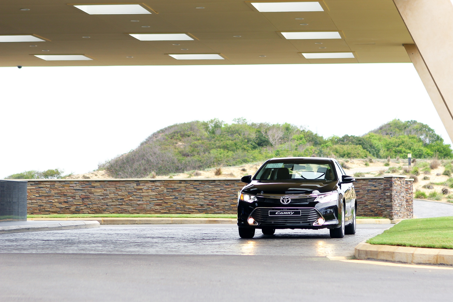Phần đầu Camry 2015 sở hữu thiết kế trẻ trung hơn so với phiên bản trước.