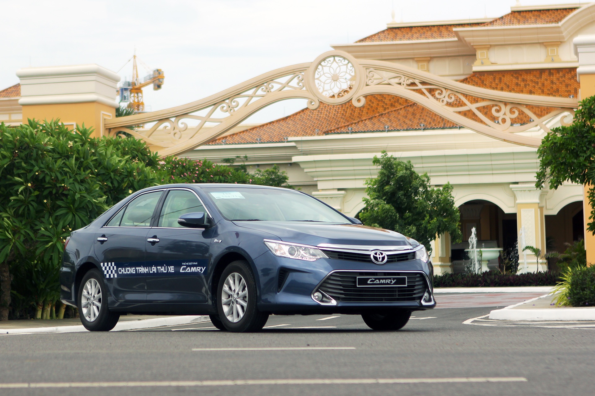 Camry 2015 ra mắt với diện mạo mới.