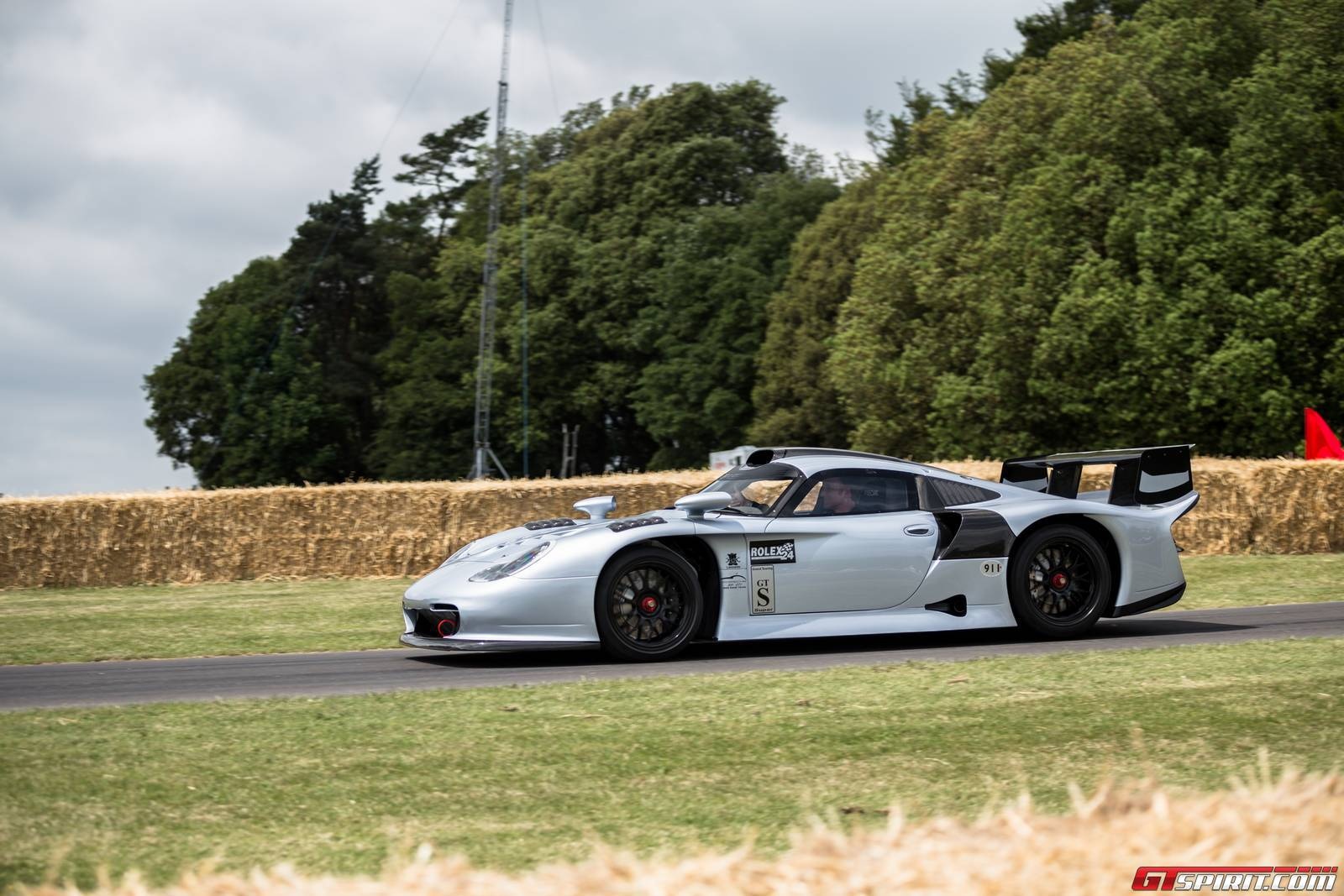 Lễ hội siêu xe Goodwood Festival of Speed được tổ chức hàng năm là nơi quy tụ nhiều xế hộp nhanh nhất, đắt nhất và cả hiếm nhất trên thế giới. Mỗi năm, lượng siêu xe góp mặt lại đa dạng hơn với nhiều chiến mã mới. 