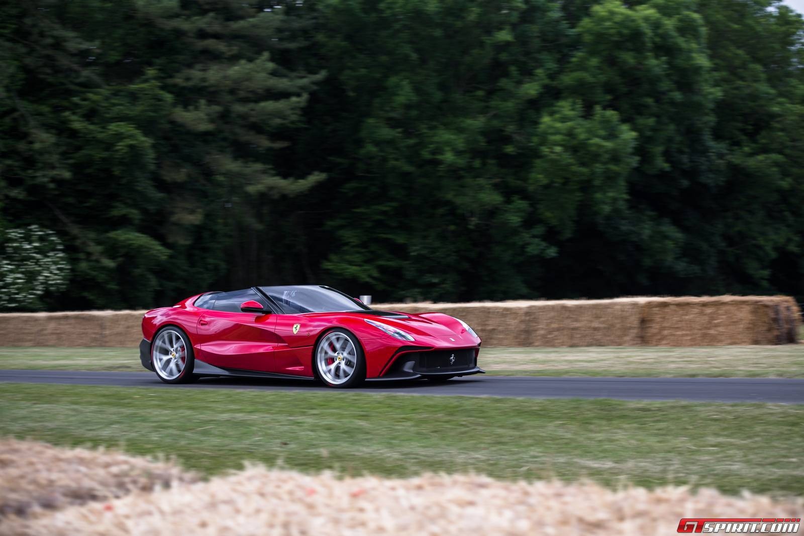 Bên cạnh những siêu xe dành cho đường phố, Goodwood Festival of Speed năm nay còn có sự xuất hiện của những xe đua đắt giá như McLaren P1 GTR và Ferrari FXX K.