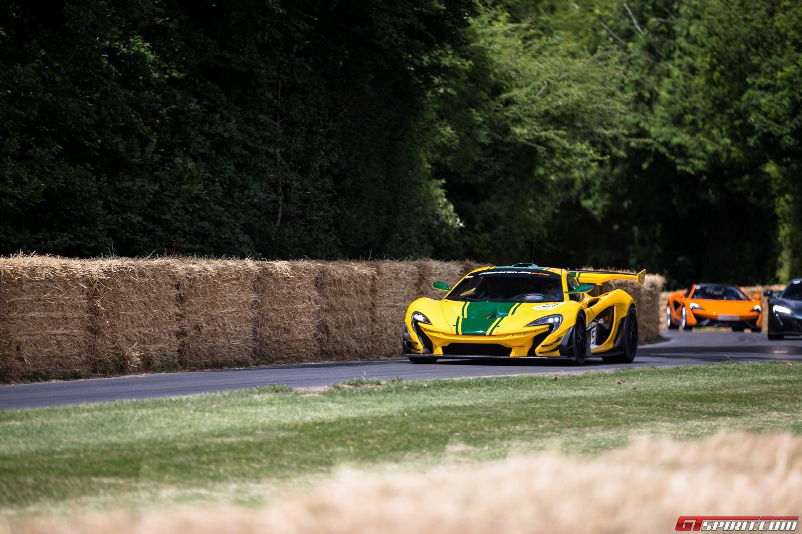 Tương tự Ferrari, McLaren cũng giới thiệu phiên bản xe đua dựa trên 1 siêu xe hybrid. P1 GTR sử dụng hệ động cơ xăng và điện, cho tổng công suất 986 mã lực. 