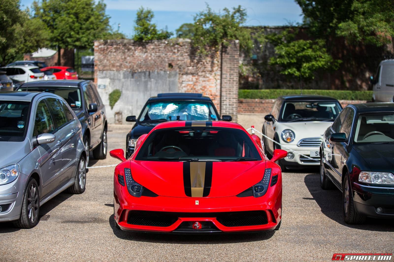 Ferrari 458 Speciale trang bị động cơ V8, 4,5 lít, công suất 597 mã lực, có khả năng tăng tốc từ 0-100 km/h trong khoảng 3 giây.