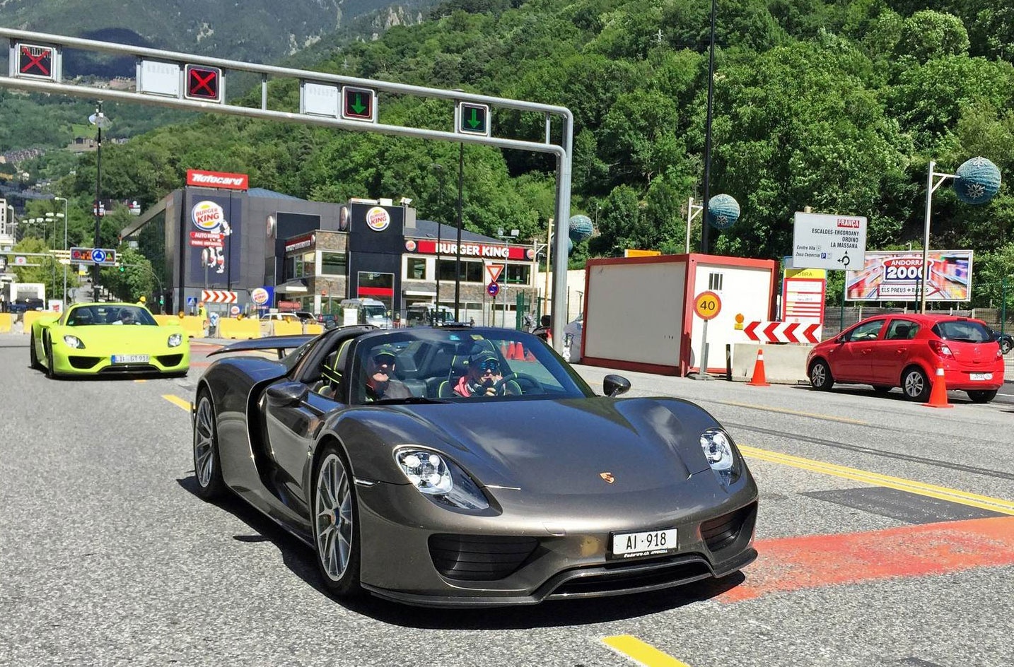 13 sieu xe Porsche 918 Spyder do bo duong pho Andorra hinh anh