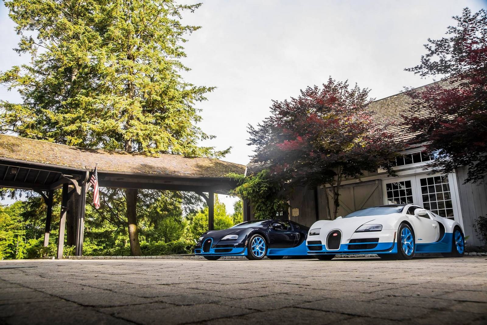 Tại triển làm Geneval Motor Show hồi tháng 3, Bugatti đã công bố siêu xe Veyron cuối cùng được sản xuất. Hiện tại, hãng xe Pháp đang tập trung phát triển siêu xe thay thế với tên gọi Chiron. Mặc dù vậy, trong thế giới ô tô, Veyron vẫn được đánh giá là mộ trong những siêu xe đẹp nhất, đặc biệt là phiên bản mui trần Grand Sport Vitesse.