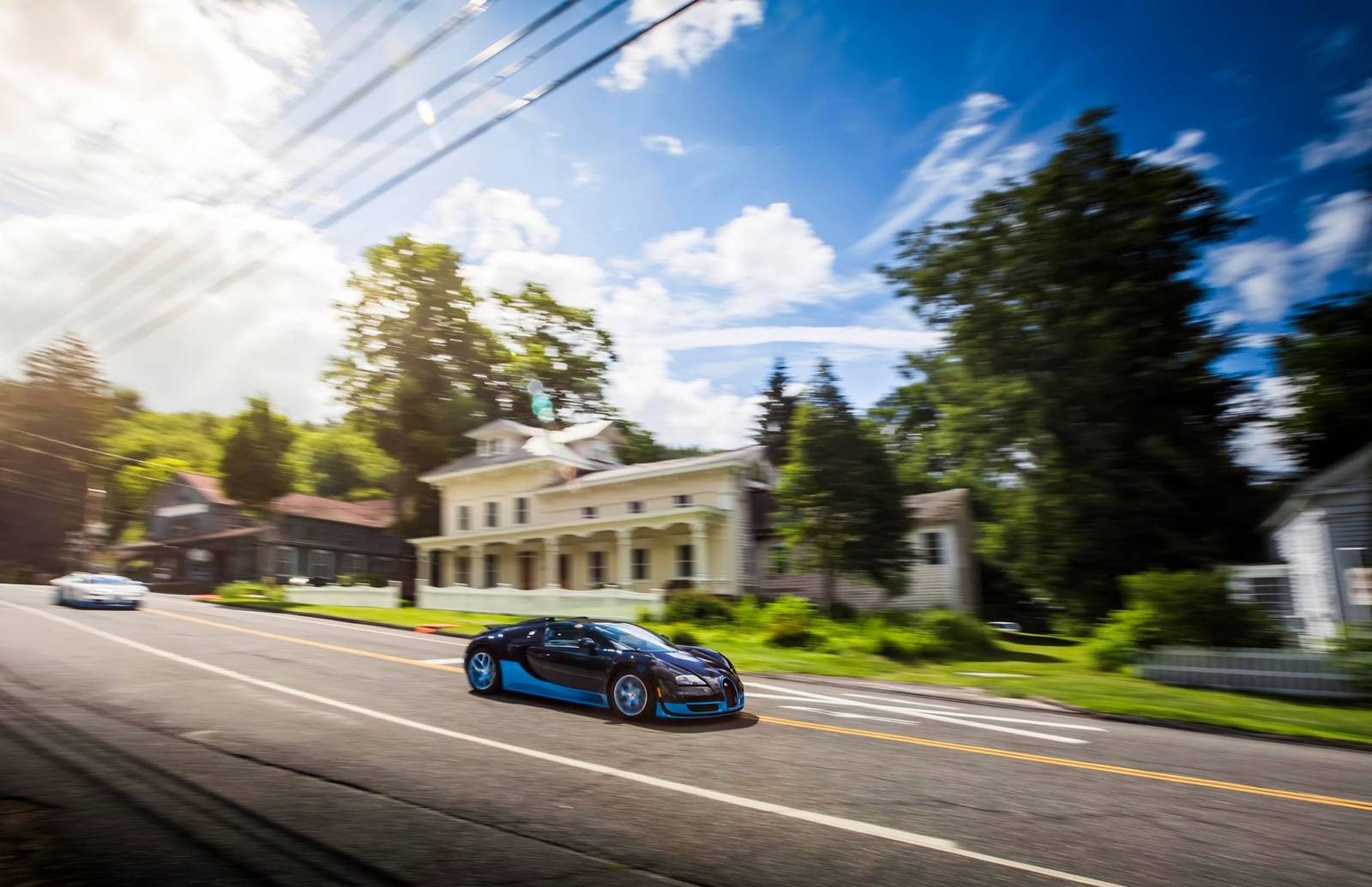 Mỗi siêu xe Veyron đều mang trên mình bộ cánh rất đặc trưng, tuy nhiên, màu xanh sẫm carbon và trắng-xanh da trời của 2 siêu xe mui trần này được đánh giá rất cao. 