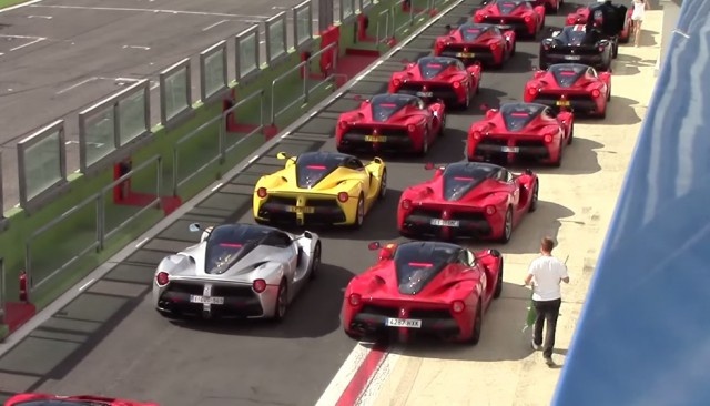13 sieu xe trieu do LaFerrari dieu hanh tren duong dua hinh anh