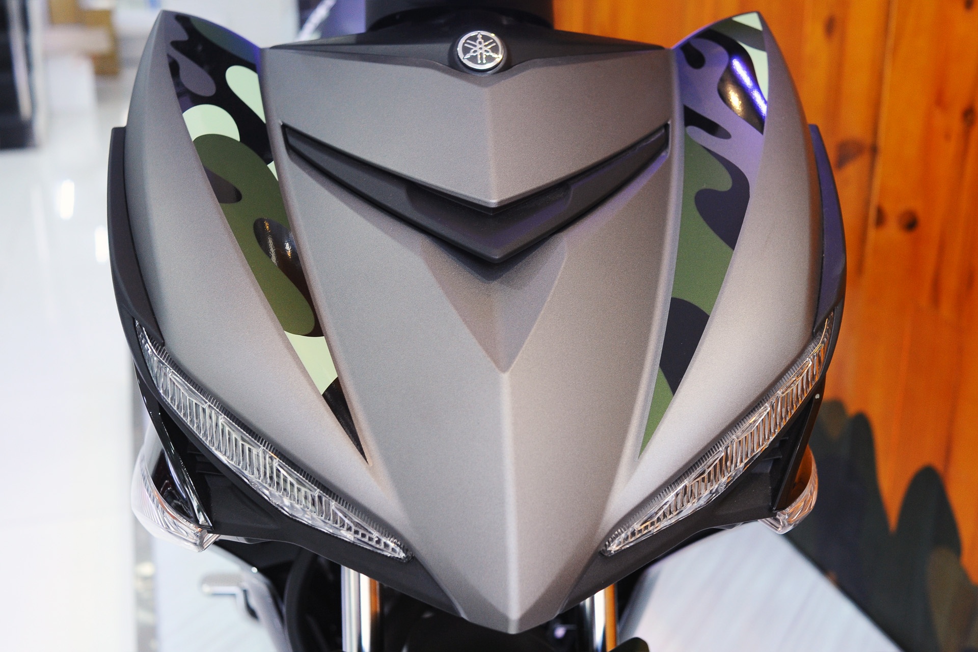 Đây cũng là cách phối màu sơn ở mạ nạ trước, kết hợp cùng tem xe rằn ri. 