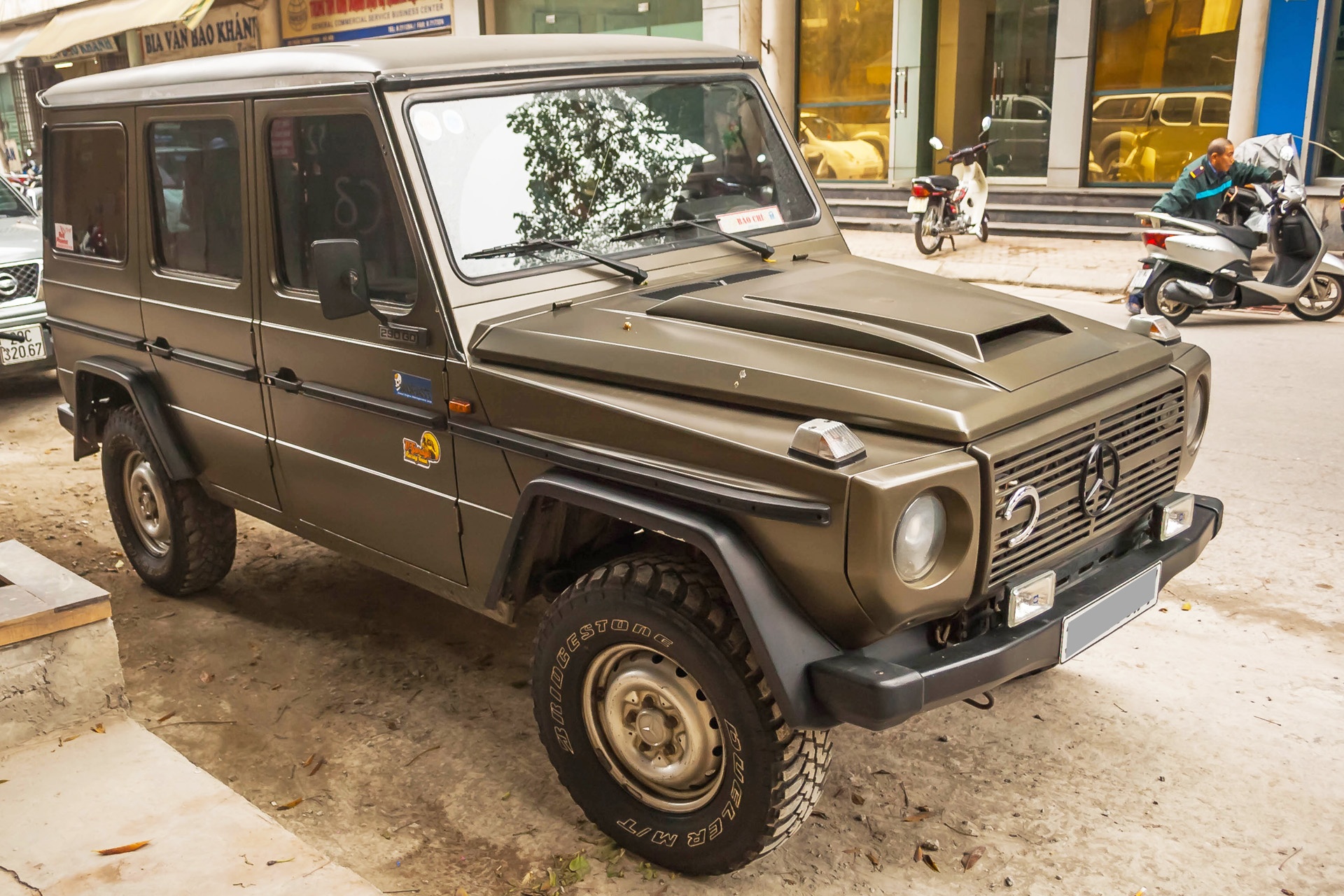 Năm 1981, G-Class nhận được những nâng cấp đáng giá, bao gồm hộp số tự động, điều hòa, bình xăng phụ, lưới bảo vệ đèn pha. Mẫu SUV này tiếp tục có những cải tiến khác vào các năm sau đó. Từ năm 1990 trở về sau, G-Wagen được chú trọng được trang bị thêm nhiều tính năng tiện dụng và sang trọng hơn. 100.000 xe đã được sản xuất tại nhà máy ở Graz, Australia vào năm 1992, trước khi Mercedes-Benz chính thức sử dụng tên gọi G-Class năm 1994.