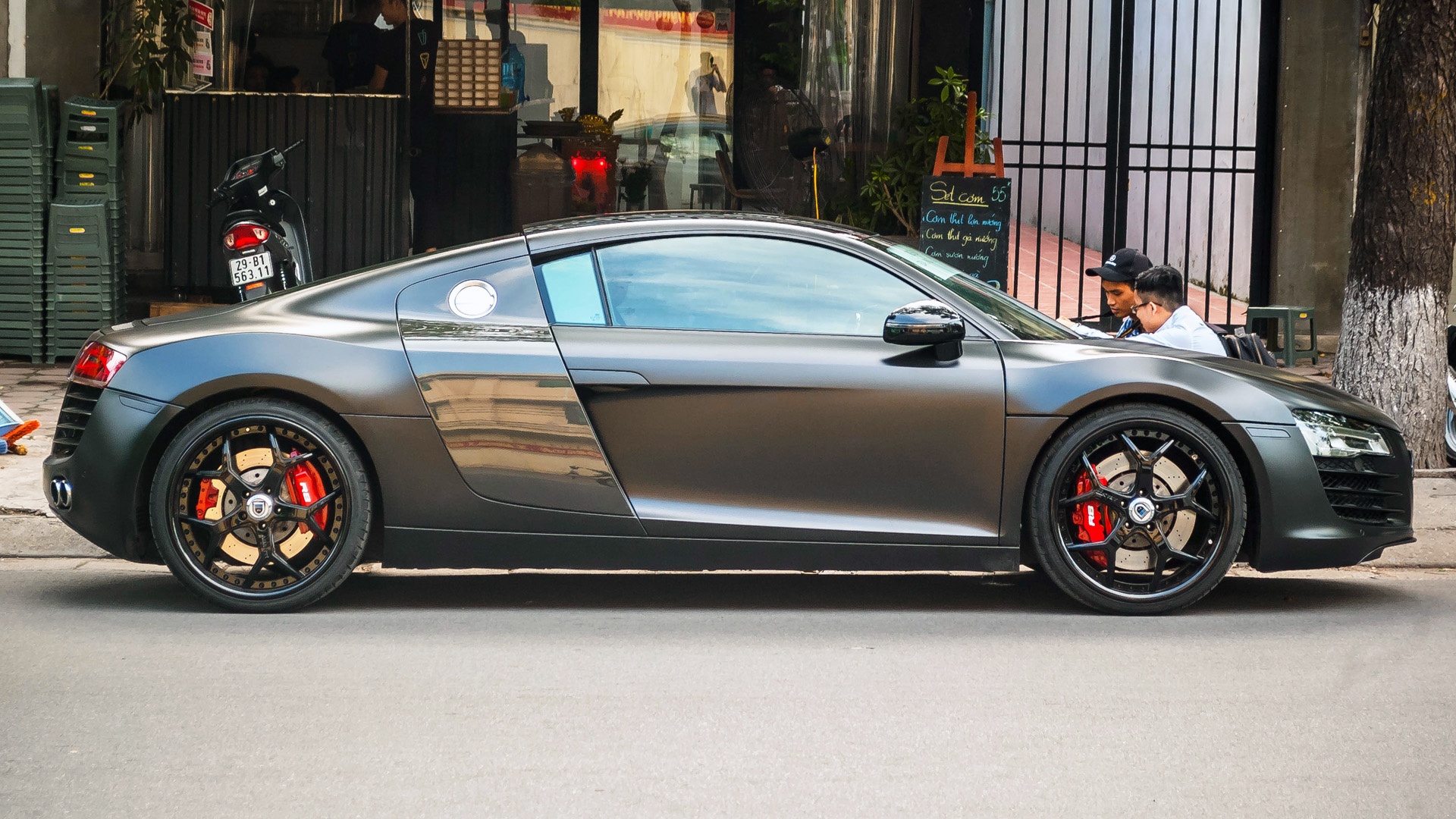 Sieu xe Audi R8 son mau den mo tai Ha Noi hinh anh