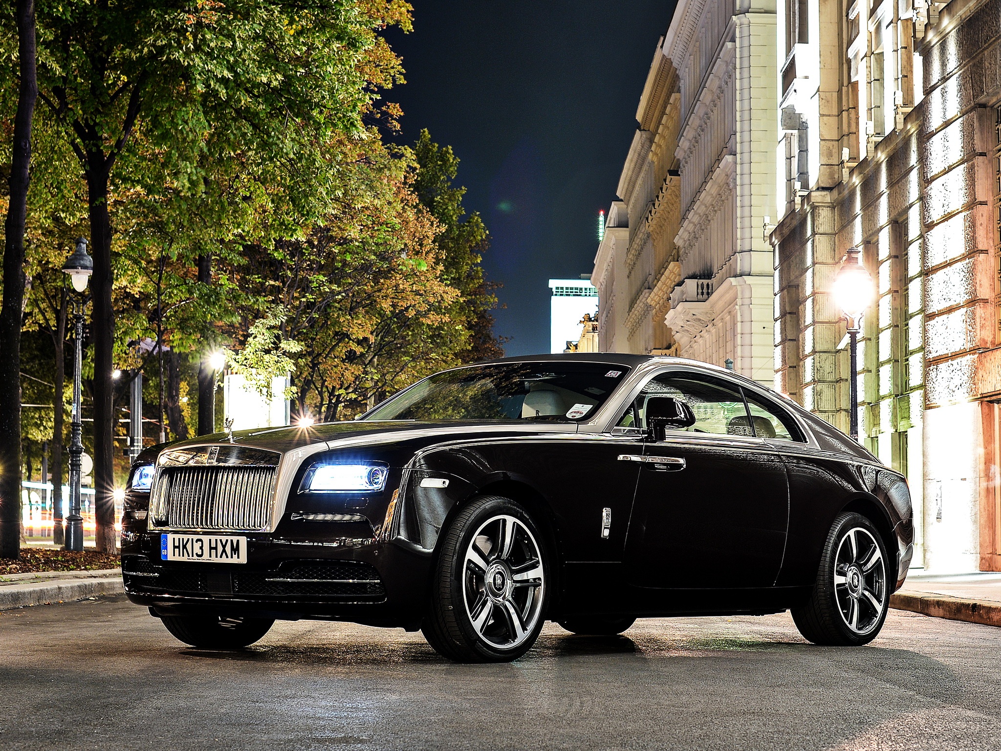 Nguoi giau Trung Quoc quay lung voi xe sieu sang Rolls-Royce hinh anh