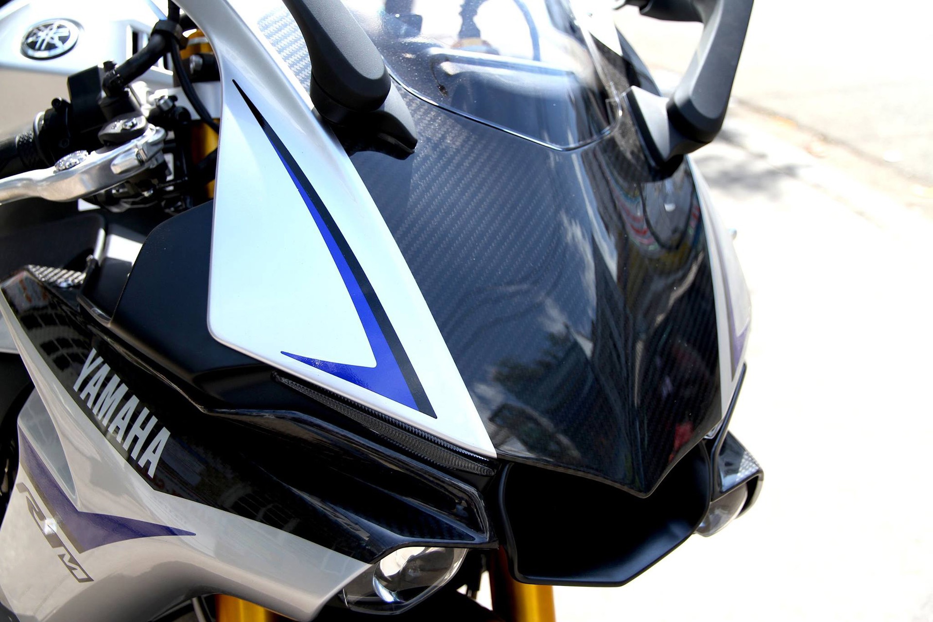 Dàn vỏ của R1M được làm từ sợi carbon. Cụm đèn pha sử dụng bóng đèn LED. Yamaha R1M sở hữu kích thước dài, rộng, cao lần lượt 2.055mm, 690 mm và 1.150mm.