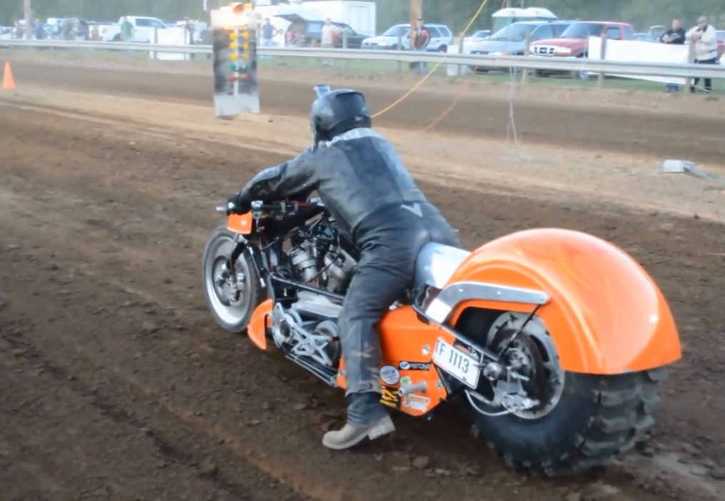 Dua xe do tren duong cat hinh anh