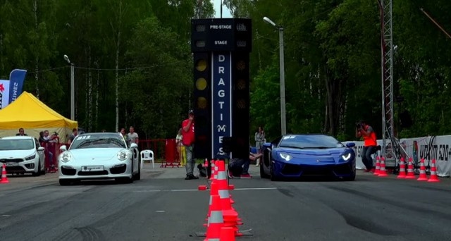 Lamborghini Aventador that bai truoc Porsche 911 do hinh anh