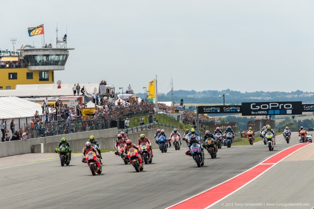 Chặng đua tại Đức khởi đầu với 3 vị trí đầu tiên thuộc về Marquez, Pedrosa và Lorenzo.